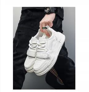 Detailansicht weißer Herren-Sneaker mit dicker Sohle und praktischem Klettverschlussband.