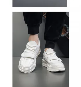 Detailansicht der weißen Herren-Sneaker mit dicker Sohle, Mesh und Klettverschluss