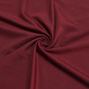 Κοντινό πλάνο μπορντό υφάσματος αθλητικής φανέλας με λεία υφή και λεπτομέρεια ύφανσης