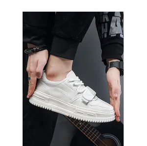 Detailansicht weißer Plateausneaker mit dicker Sohle und Klettverschluss.