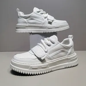 Detailansicht weißer Herren-Plateau-Sneaker mit dicker Sohle und Riemen
