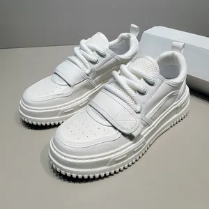 Detailansicht der weißen Plateauschuhe für Herren mit stilvollem Klettverschlussriemen