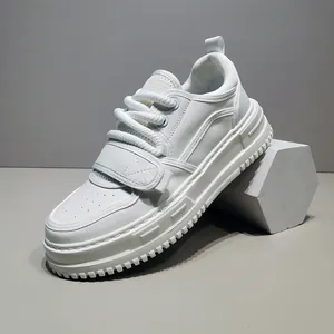 Detailansicht der weißen Herren-Sneaker mit dicker Plateausohle und Klettverschlussriemen
