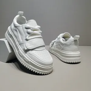 Nahaufnahme weißer klobiger Herren-Freizeitschuhe mit Mesh und Klettverschluss-Riemen