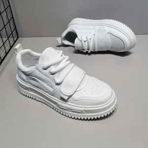 Detailansicht stilvoller weißer Chunky Sneakers mit dicken Sohlen und Mesh-Einsätzen.