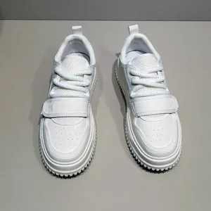 Draufsicht auf weiße Herren-Plateau-Sneaker mit Mesh- und Klettverschluss-Detail
