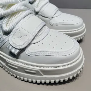 Detailansicht der weißen Herren Plateau Sneaker mit Mesh und Leder Textur