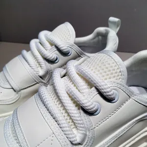 Detailansicht weißer Herren-Plateausneaker mit dicken Seilschnürsenkeln und Mesh
