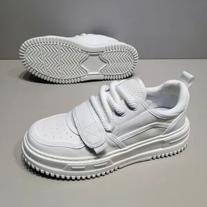 Detailansicht der weißen Herren-Chunky-Sneaker mit dicker rutschfester Sohle und Riemen