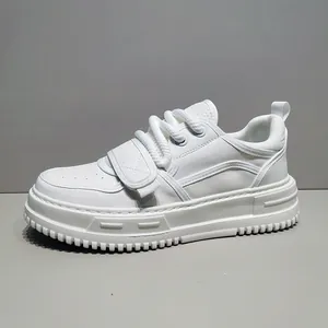 Detaillierte Seitenansicht weißer Herren-Sneaker mit dicker, gezackter Plateausohle