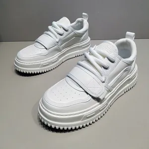 Seitenansicht der weißen Herren Plateau-Sneaker mit dicken Sohlen und Schnürdesign
