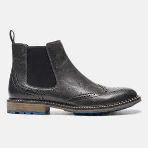 Vista detallada de los botines Chelsea Brogue negros para hombre con tallas decorativas