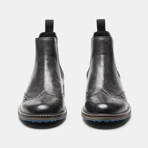 Vista frontal de botines Chelsea retro para hombre con tallas Brogue clásicas y tiradores