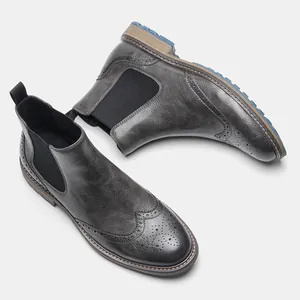 Detalle de botas Chelsea para hombre con diseño Brogue y textura de cuero retro