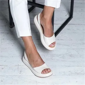 Witte damesplateausandalen met open neus in een minimalistische binnenstijl