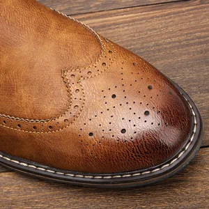 Detalle de zapato brogue de cuero marrón vintage con perforaciones artesanales