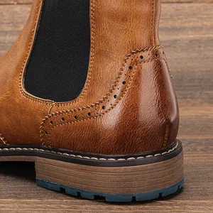 Primer plano de botas Chelsea marrones estilo británico con detalles de perforado brogue
