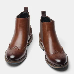 Detalle de botas Chelsea Brogue marrones para hombre con este elegante picado