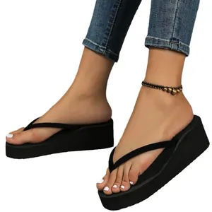 Chanclas con plataforma para mujer en negro con suela de cuña alta y un diseño minimalista