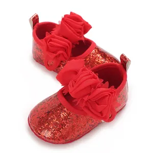Detailansicht funkelnder roter Glitzerschuhe für Babys mit doppelter Stoffblumendekoration