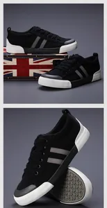 Gros plan de baskets en toile noire pour hommes avec rayures grises et semelle.