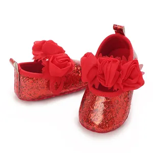 Detailansicht der roten Glitzer-Babyschuhe mit dekorativen Stoffrosen