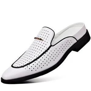 Vista detallada del cuero blanco perforado y la hebilla de un mocasín para hombre