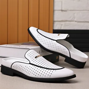 Detalle de mules de cuero perforado blanco para hombre con ribete y suela negros