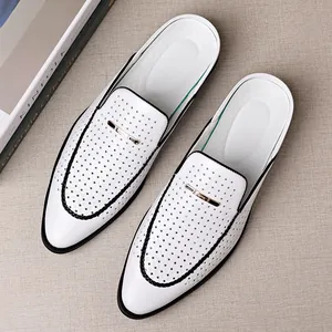 Vista detallada de mocasines tipo mule en cuero blanco perforado para hombre con hebilla.