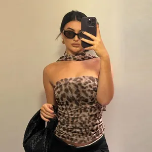 Vista detallada del top palabra de honor de leopardo para mujer con bufanda y fruncidos chic