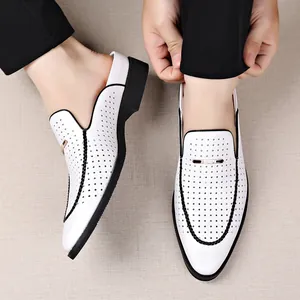 Vista detallada de mocasines tipo mule de cuero perforado blanco para hombre con borde negro