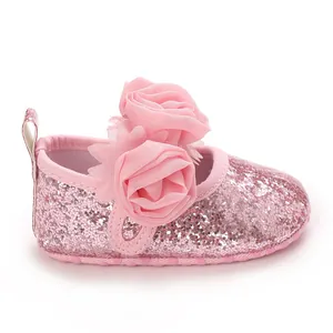 Detailansicht der rosa Glitzer-Babyschuhe mit niedlichen Rosenblüten für kleine Mädchen
