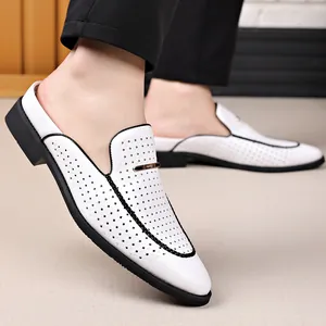 Mules de cuero perforado blanco para hombre en estilo business-casual con hebilla metálica.