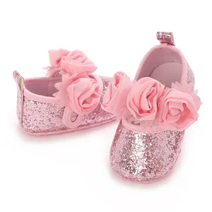 Detailansicht pink glitzernder Baby-Lauflernschuhe mit elegantem Blumenschmuck