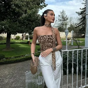 Top bandeau con estampado de leopardo estilo callejero con bufanda a juego en jardín