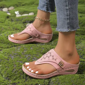 Sandali con zeppa rosa da donna con design traforato a fiori e fibbia in metallo