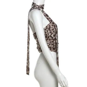 Vista lateral de un crop top sexy con estampado de leopardo y cuello halter en maniquí.