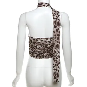 Vista trasera del sexy top de leopardo con diseño de bufanda halter