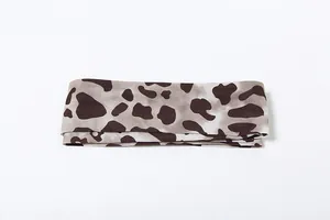 Bufanda y top de tubo multifuncional con estampado de leopardo sobre fondo blanco