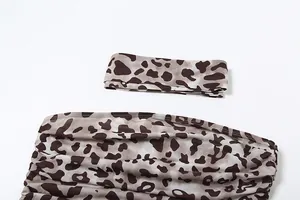 Detalle de cerca de top palabra de honor con estampado de leopardo y bufanda