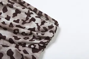Detalle de cerca de la tela con estampado de leopardo y elegante diseño fruncido en top