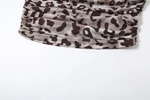 Primer plano detallado que muestra el estampado de leopardo y el dobladillo fruncido del top