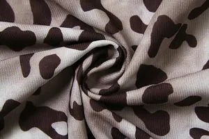 Primer plano de la textura acanalada detallada y la suave tela con estampado de leopardo.