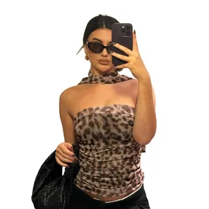 Detalle de un top de leopardo para mujer con una bufanda a juego para el cuello