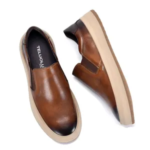 Gedetailleerd aanzicht van luxe bruine leren herenloafers met een dikke rubberen zool