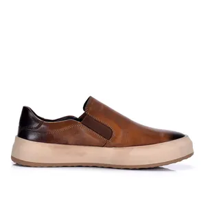 Zijaanzicht van bruine leren loafers met dikke beige platformzolen voor heren