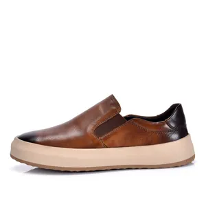 Detailweergave heren loafers van bruin leer met dikke beige zool