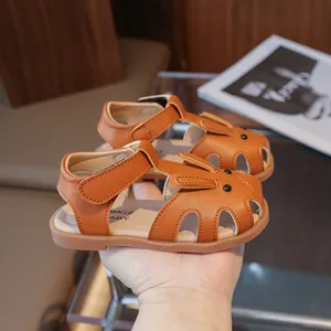 Schattige bruine leren peutersandalen met konijntjesdesign en zachte zool voor baby's