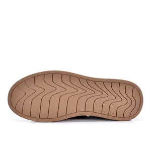 Gedetailleerde weergave van bruine antislip rubberen zool voor leren loafers voor heren