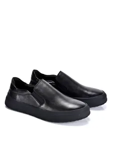 Zijaanzicht van zwarte leren herenloafers met dikke rubberen zool voor dagelijks gebruik